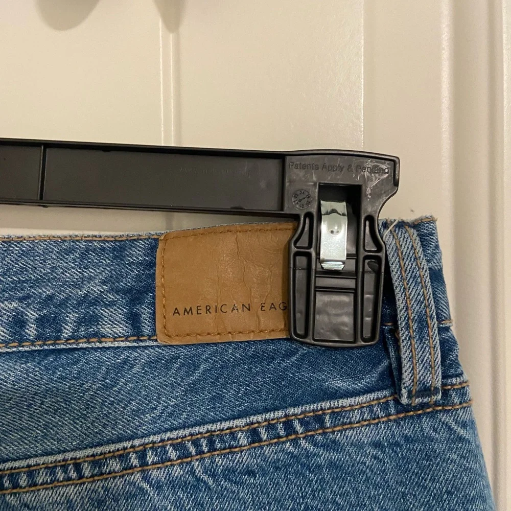 EUC American Eagle women’s medium wash distressed hem‎ short jeans size 4 - Picture 5 of 8